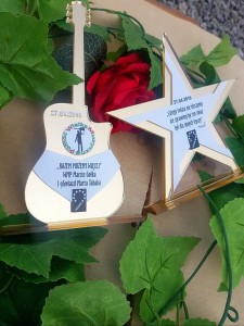 Lustrzana statuetka w dowolnym kształcie
