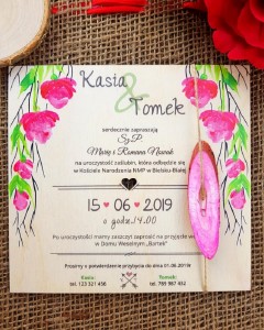 Zaproszenie drewniane  z różowym dodatkiem 